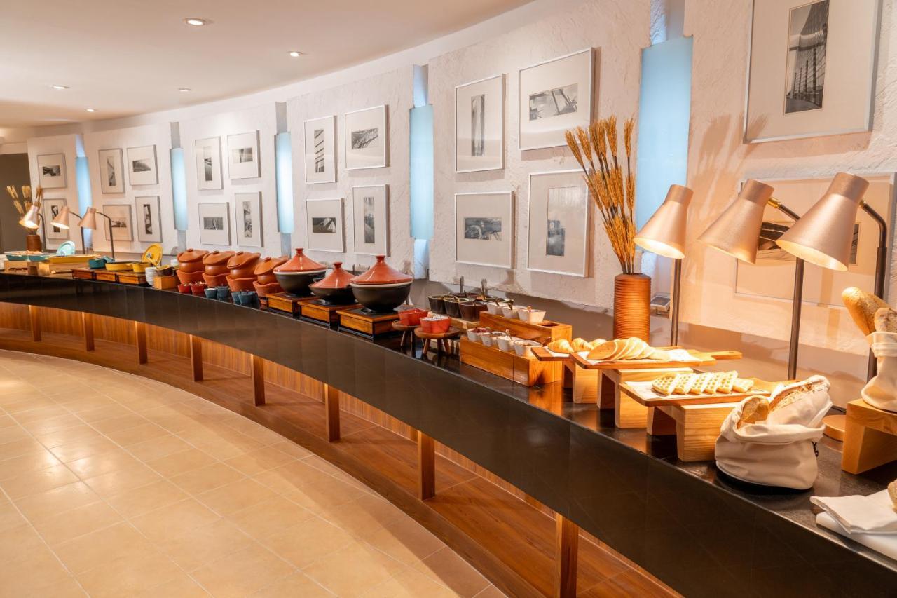 Nh Bangkok Sukhumvit Boulevard Exteriör bild A buffet at a hotel