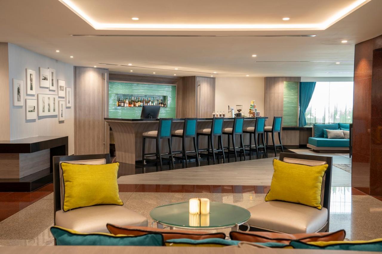 Nh Bangkok Sukhumvit Boulevard Exteriör bild The bar at the hotel