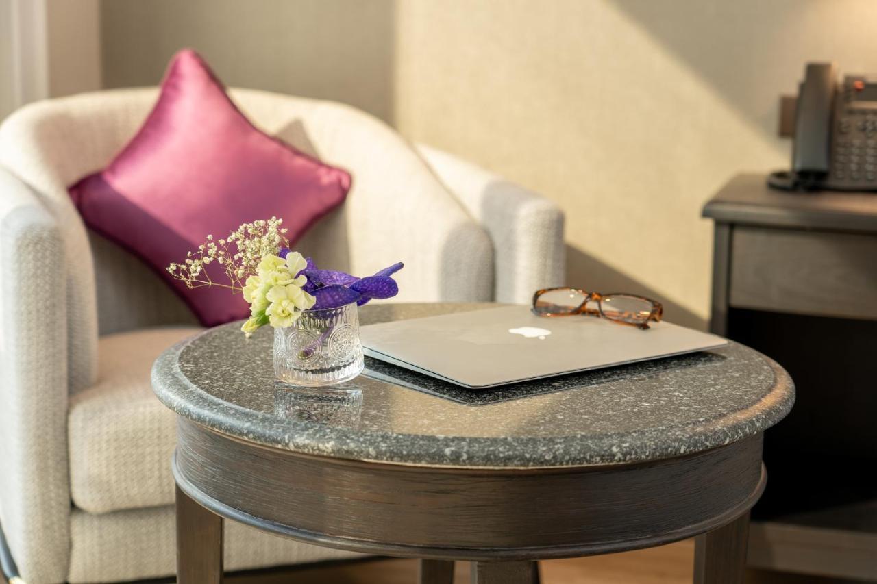 Nh Bangkok Sukhumvit Boulevard Exteriör bild A table with a granite top