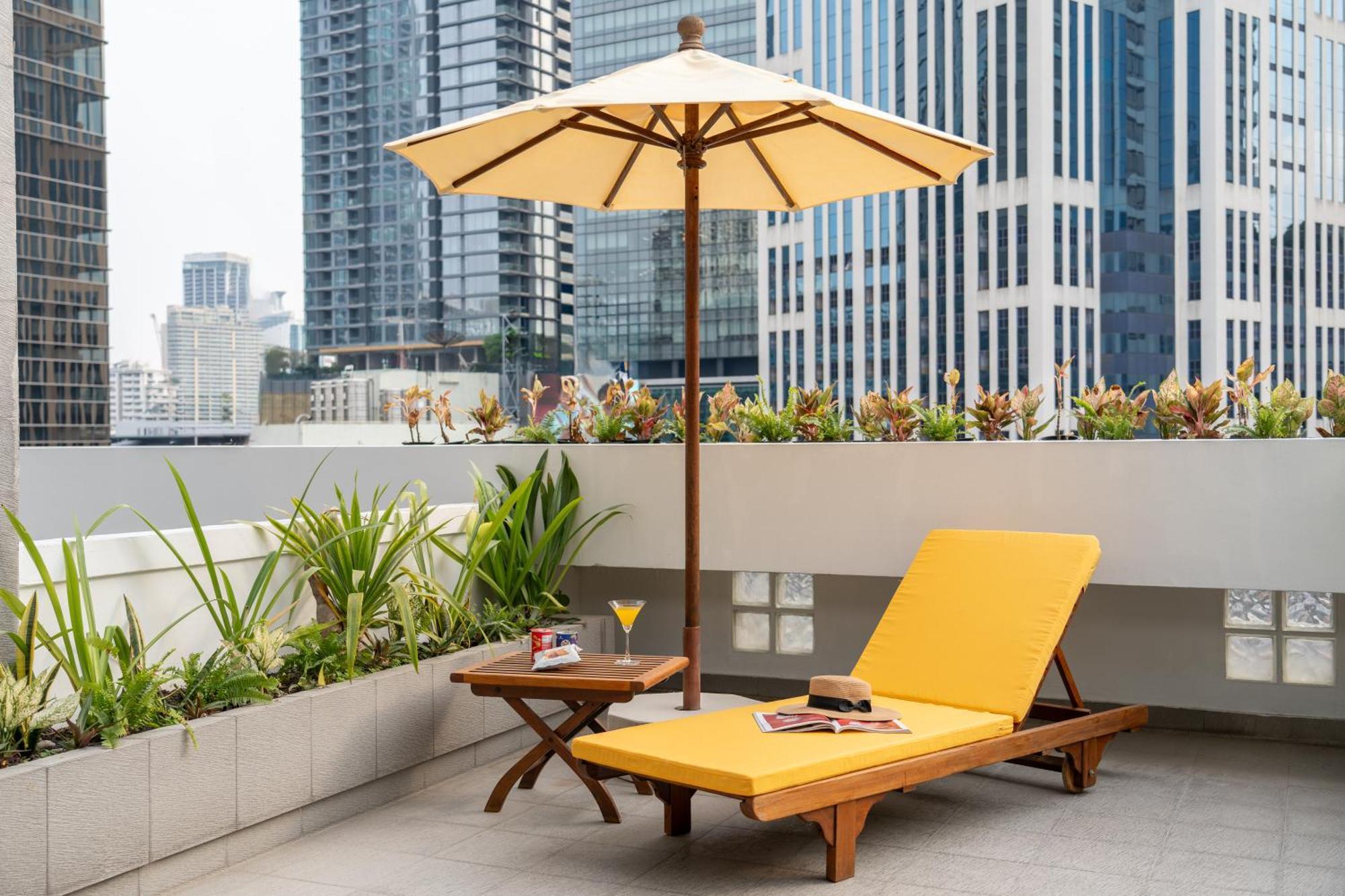 Nh Bangkok Sukhumvit Boulevard Exteriör bild A patio umbrella