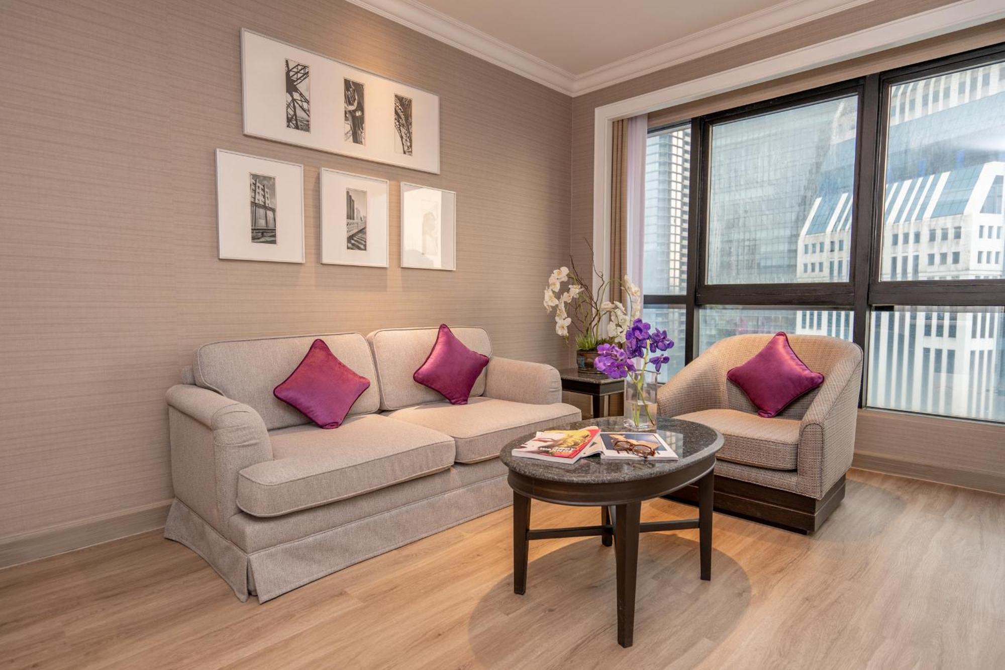 Nh Bangkok Sukhumvit Boulevard Exteriör bild A living room in a hotel suite